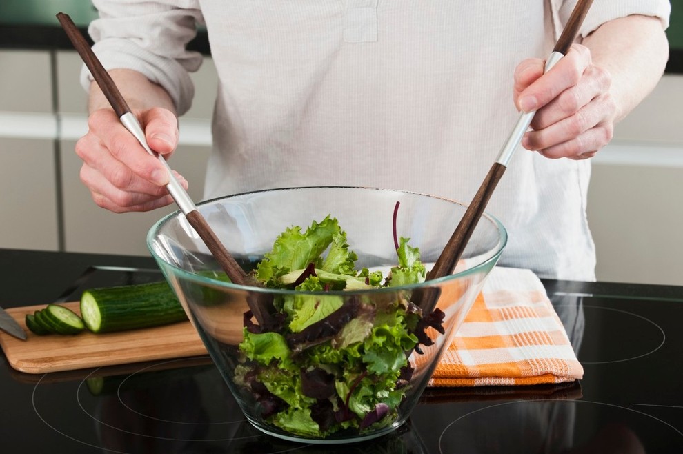 2. Jejte sveže pripravljeno naravno hrano Izogibajte se aditivom, pesticidom, kemičnim in hormonskim dodatkom ter gensko predelani hrani. Jejte sezonsko …