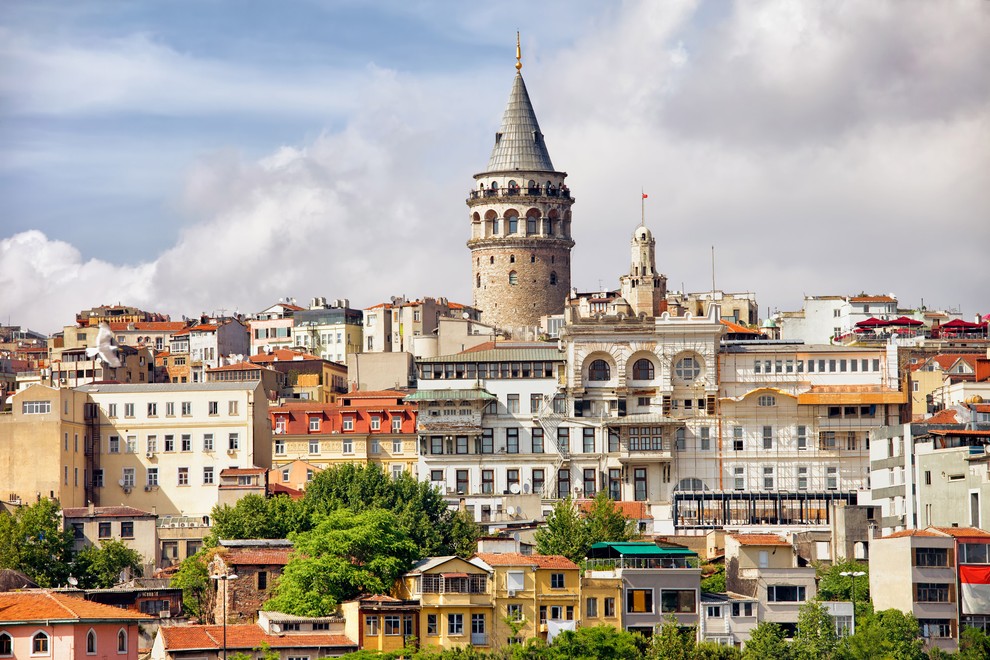 Stolp Galata (Galata Kulesi) Srednjeveški kamniti stolp, najstarejši stolp na svetu, ki je odprt za obiskovalce in ponuja prekrasen razgled …