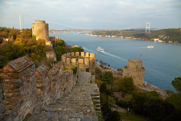 Ob Bosporski ožini pa se nudi tudi čudovit pogled na grad in most.