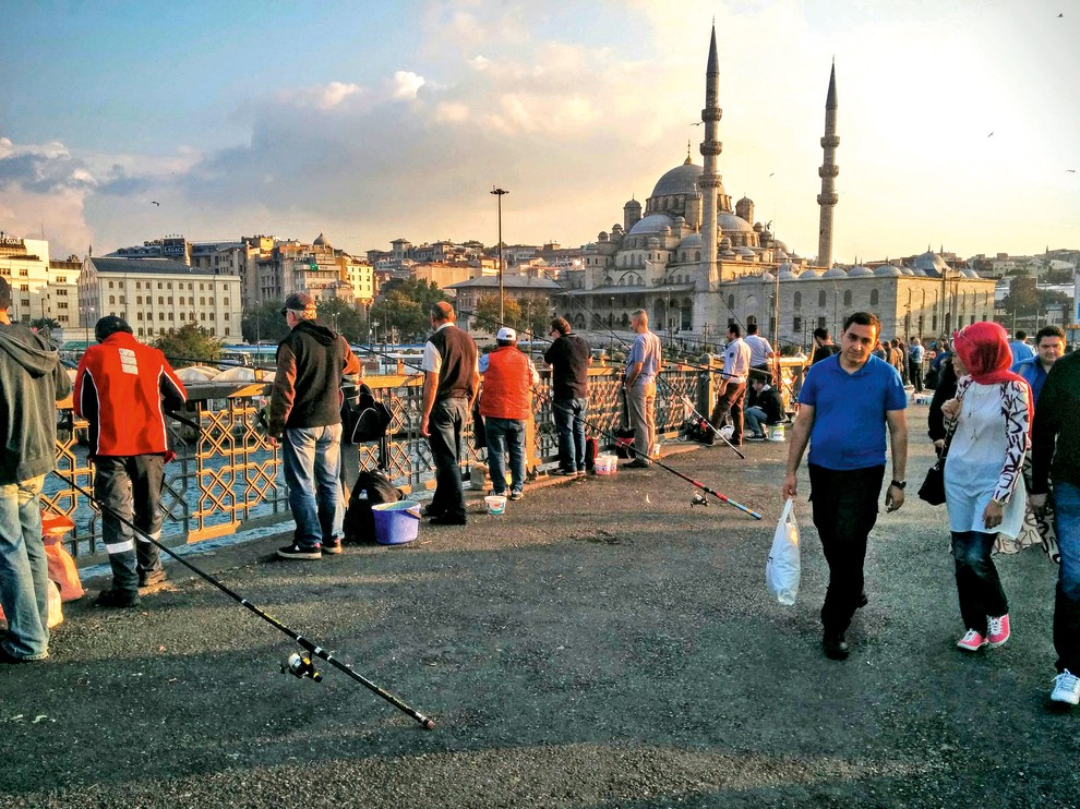 Galatski most (Galata Köprüsü) Ena od privlačnejših točk Istanbula je Galatski most čez rokav Zlati rog. Zaznamujejo ga vrvež mimoidočih, …