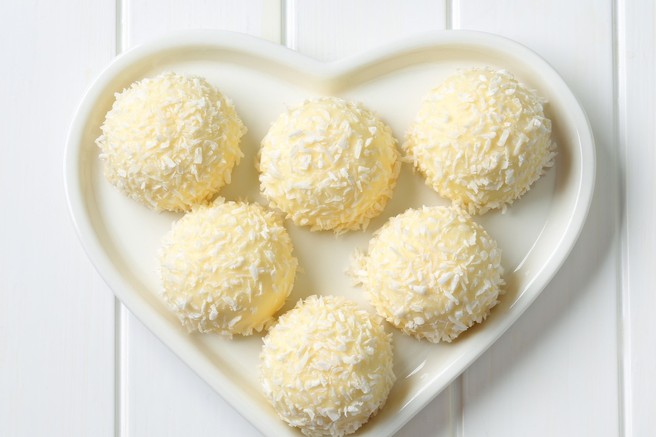 Prazničen recept: Kokosove kroglice (z zdravo kokosovo maščobo)