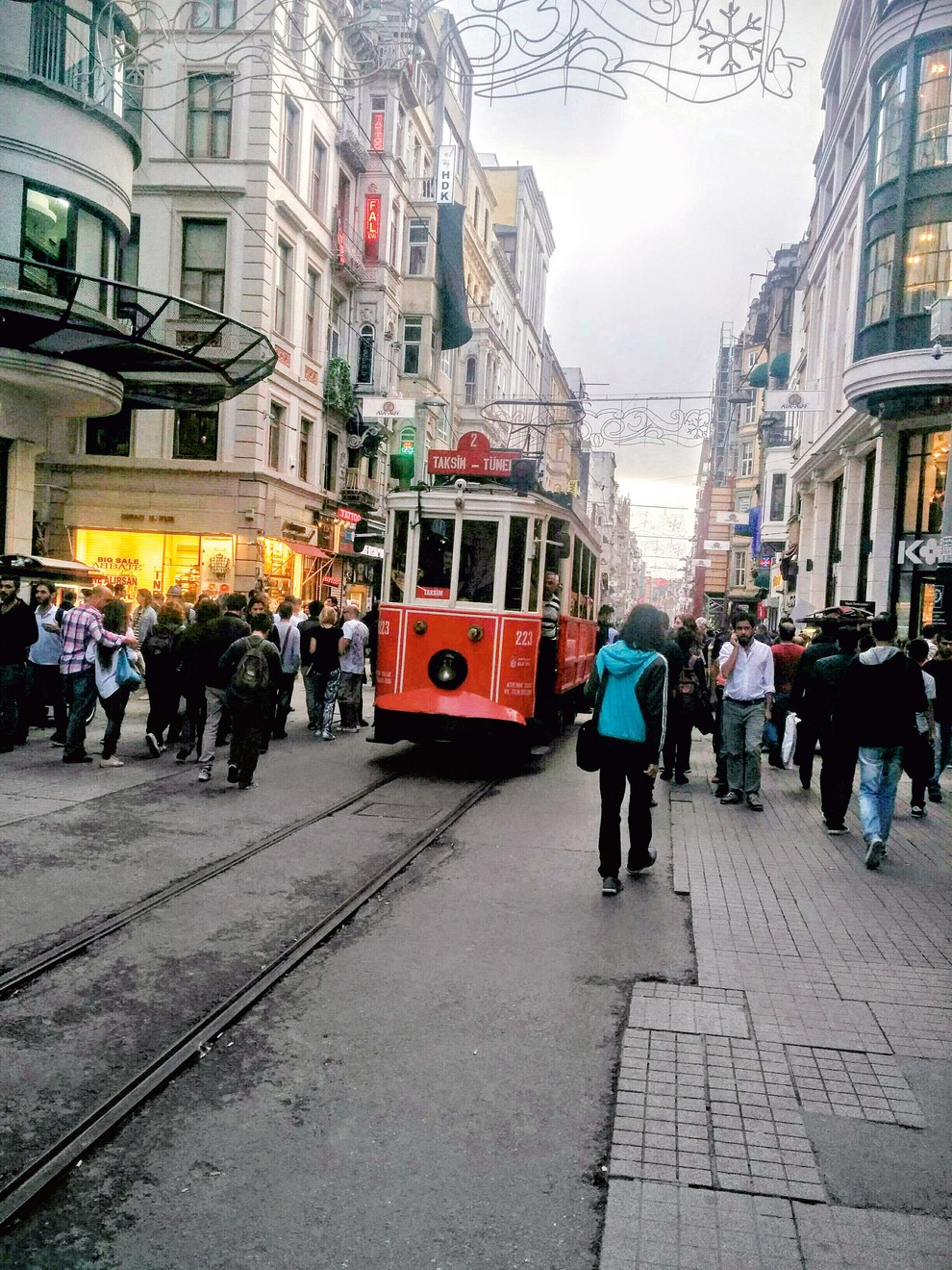 Nostalgični tramvaj Neskončno dolga ulici za pešce Istiklal Cadesi, kjer vozi le nostalgični tramvaj, je odraz sodobne Turčije. Ulica se …