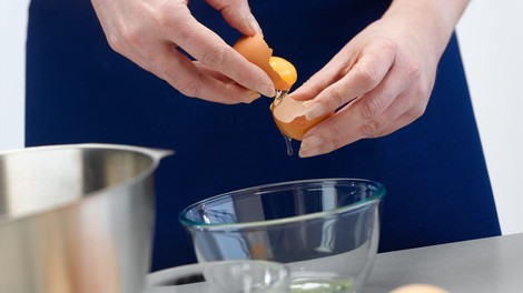 VIDEO: Super trik, kako brez prelivanja ločiti rumenjak od beljaka