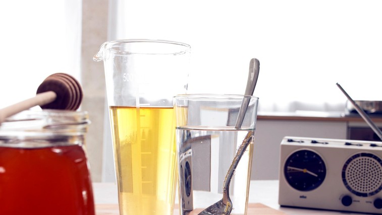 Zakaj je koristno vsako jutro piti vodo z medom? (foto: Profimedia)