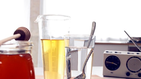 Zakaj je koristno vsako jutro piti vodo z medom?
