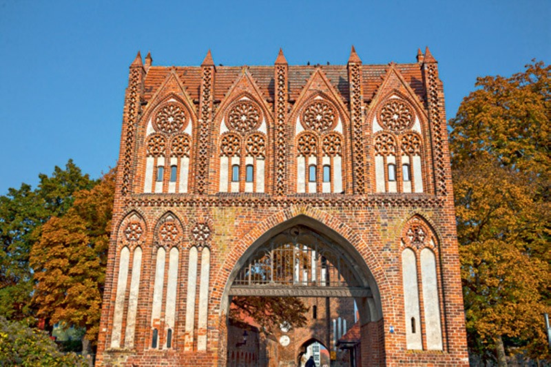 Neubrandenburg: Stargard Gate je drugi najstarejši in južni vhod v mesto. Zgrajen je bil v sredini 14. stoletja in je …