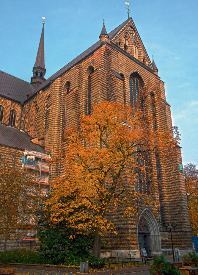 Rostock: St. Mary je bila leta 1265 imenovana kot glavna župnijska cerkev. Zgrajena je bila v 13. stoletju, razširjena in …