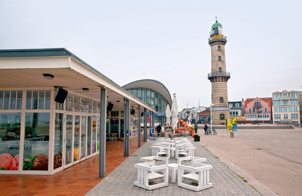 Rostock: Svetilnik, zgrajen leta 1898, je visok 37 metrov, izdelan pa iz bele glazirane opeke. Z vrha se vam odpre …