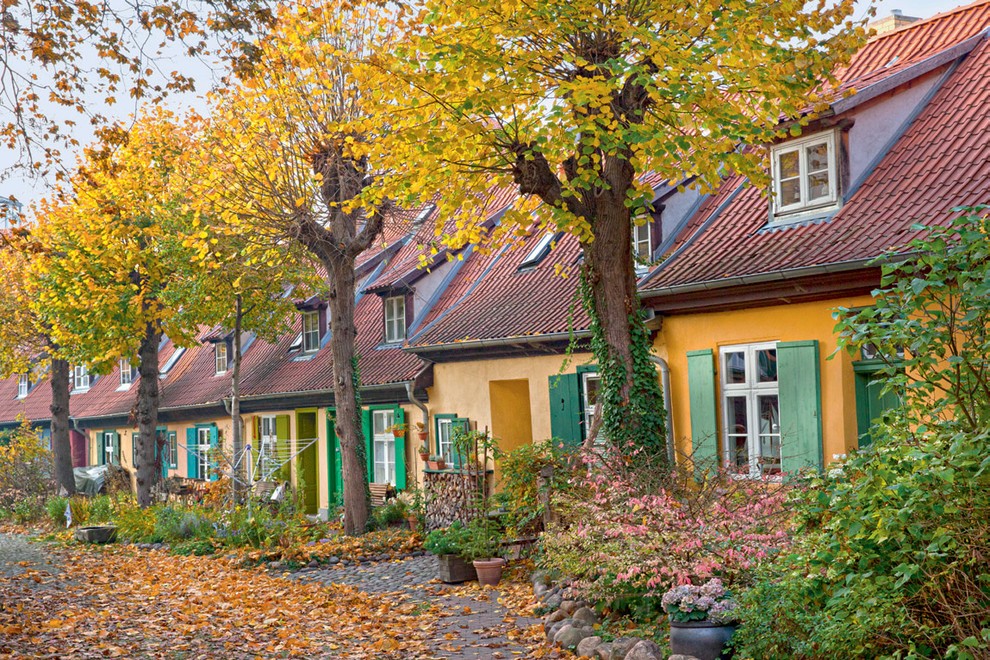 STRALSUND Stralsund je mesto, ki je ležalo na črti nekdanje Hanzeátske líge (zveza trgovskih cehov), leži pa na južni obali …