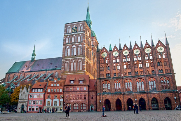 Stralsund: Mestna hiša je ena od najstarejših in najlepših zgradb, zgrajena v severnem delu nemškega stila, imenovanega Brick Gothic.