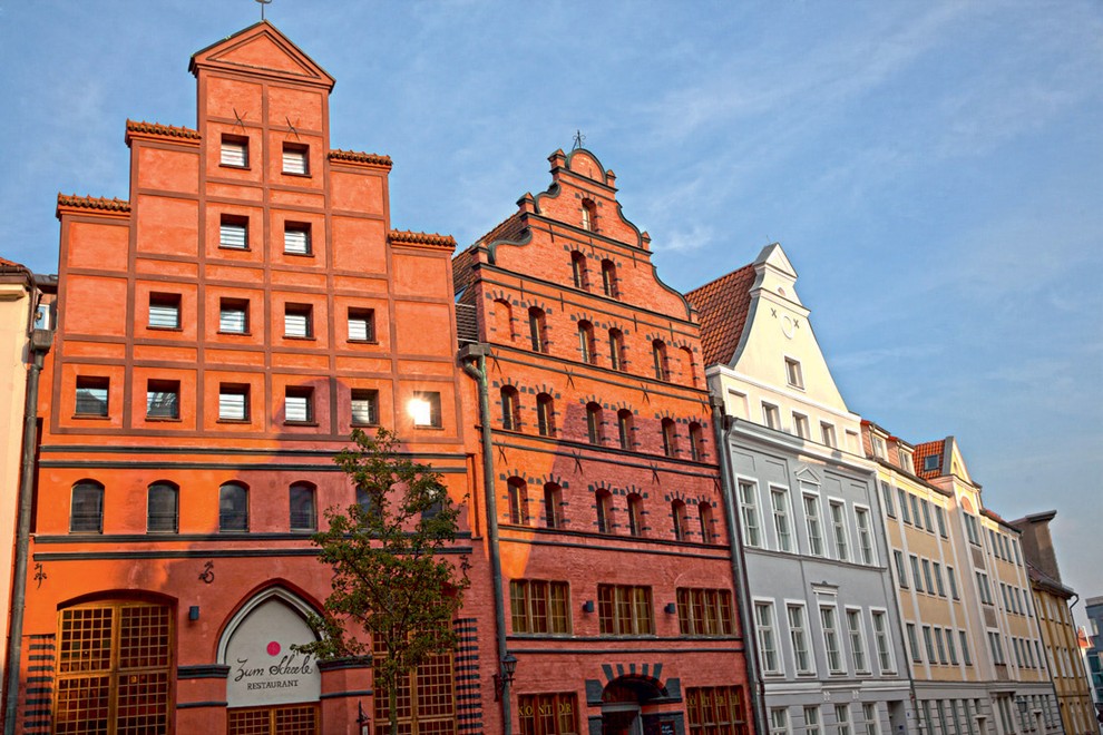 Stralsund: Scheele House – hiša št. 23 nosi ime odkritelja kisika, kemika Carla Wilhelma Scheela, ki je bil tam rojen.