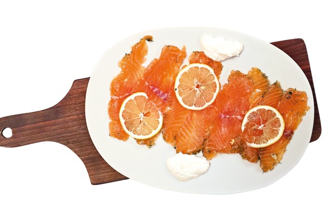 RECEPT: Mariniran losos s soljo, sladkorjem in koprcem