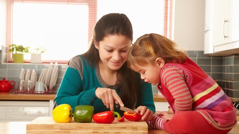 5 nasvetov, da bo vaš otrok počasi začel jesti sadje in zelenjavo