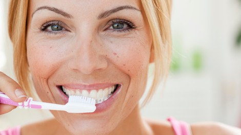 Povsem preprost recept za pasto, ki pobeli zobe in zdravi vnete dlesni