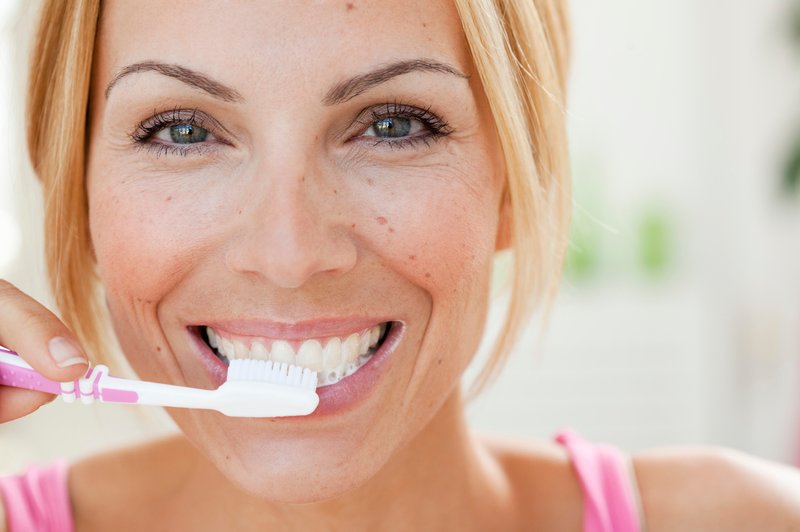 Povsem preprost recept za pasto, ki pobeli zobe in zdravi vnete dlesni (foto: Profimedia)