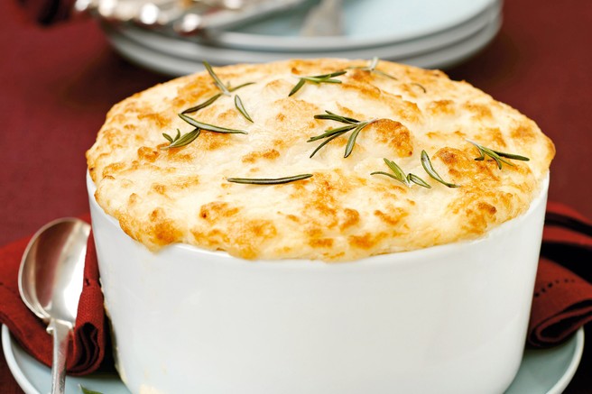RECEPT: Krompirjev narastek s kislim zeljem