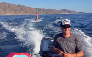 VIDEO: Deskala je na vodi, ko se je zgodilo nekaj čudovitega