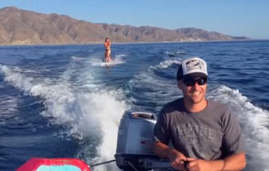 VIDEO: Deskala je na vodi, ko se je zgodilo nekaj čudovitega