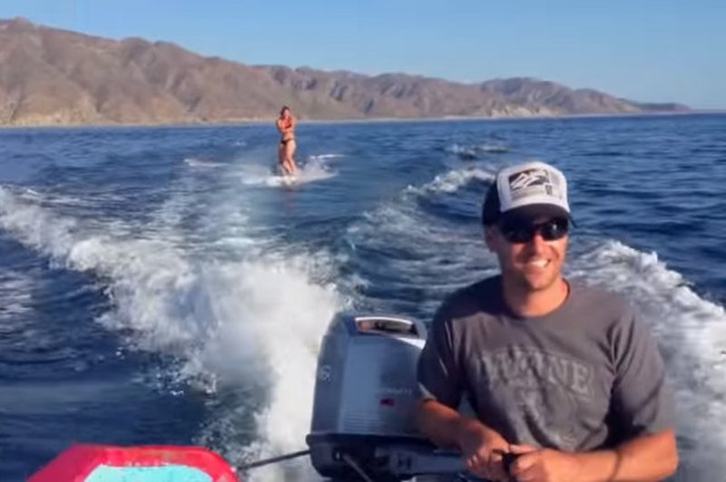 VIDEO: Deskala je na vodi, ko se je zgodilo nekaj čudovitega (foto: YouTube)