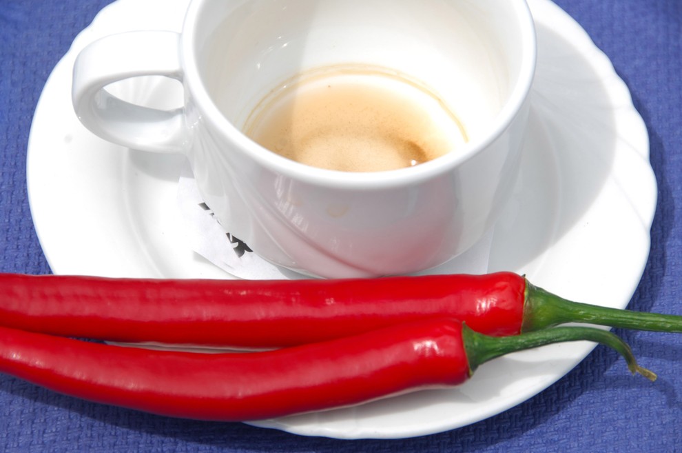 DETOKSIKACIJSKI NAPOJ Pekoča paprika, cimet in limona bodo pospešili vaš metabolizem in pomagali telesu do boljšega počutja. Paprika vas bo …