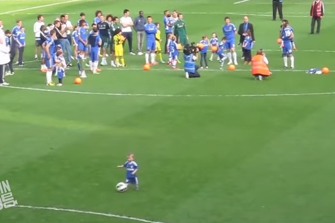 VIDEO: Kar je naredil ta malček, je popolnoma navdušilo množico na tribunah