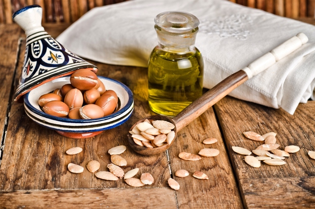 Arganovo olje Arganovo olje je bogato z vitaminom E, osnovnimi maščobnimi kislinami in beljakovinami, zato pomaga v boju proti gubam, …