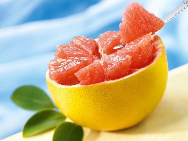GRENIVKA Vsi citrusi, tako tudi grenivka, zavirajo staranje. Ščitijo tkiva in krepijo žile, kožo pa naredijo mehkejšo. Grenivka vsebuje veliko …