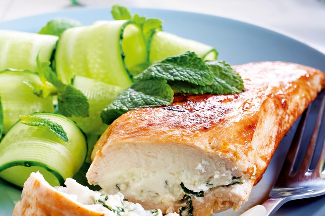 RECEPT: Piščančje prsi, polnjene s sirom feta