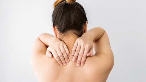 Kaj storiti, ko se pojavijo bolečine v vratu in zakrčena ramena?
