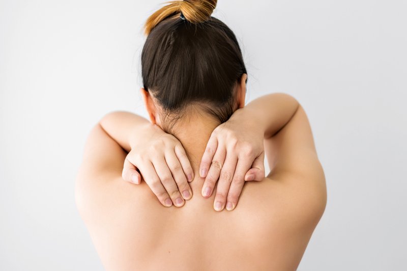 Kaj storiti, ko se pojavijo bolečine v vratu in zakrčena ramena? (foto: Shutterstock)
