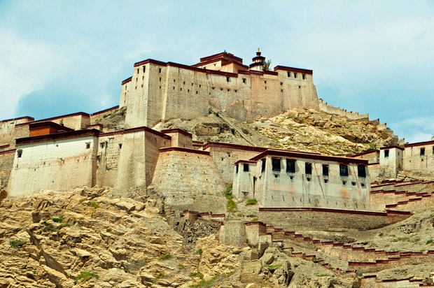 Gyantse Dzong, Tibet, Kitajska Gyantse Dzong je najbolj ohranjena utrdba tibetanske arhitekture. Mesto s tremi kilometri obzidja so zgradili okoli …