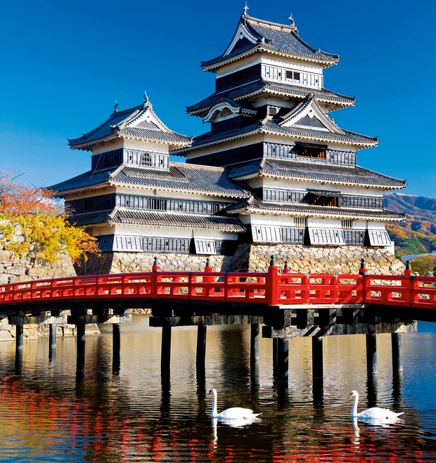 Matsumoto, Japonska Grad (1504), ki ga zaradi črne barve in oblike ptice v letu imenujejo tudi Vranji grad, je v …