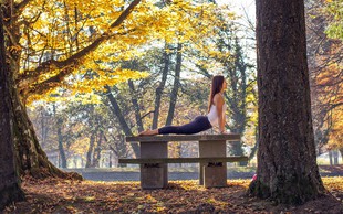 Terapevtska joga: 3 položaji, ki na nežen način sprostijo napete mišice in vas umirijo