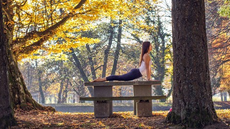 Terapevtska joga: 3 položaji, ki na nežen način sprostijo napete mišice in vas umirijo