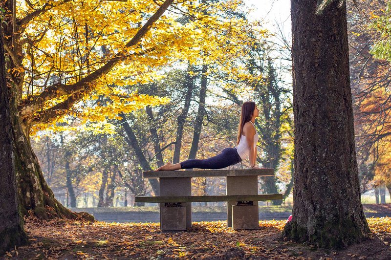 Terapevtska joga: 3 položaji, ki na nežen način sprostijo napete mišice in vas umirijo (foto: Danijel Čančarević)