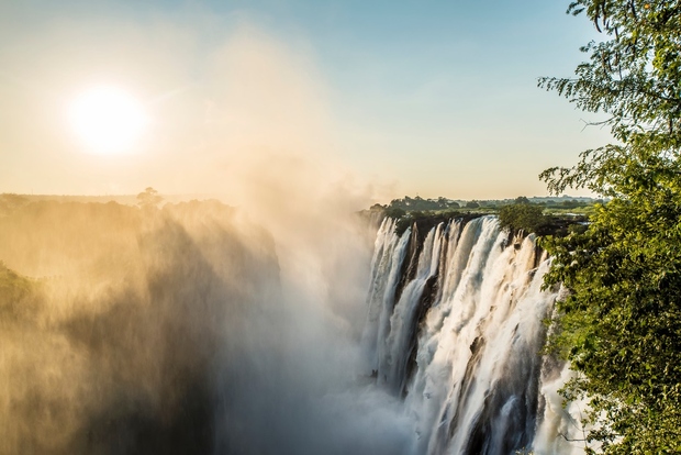 Nacionalni park Viktorijini slapovi, Zimbabve Viktorijini slapovi (Mosi-oa-Tunya) so slapovi na reki Zambezi, na meji med Zambijo in Zimbabvejem. Slapovi …