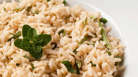 Rjavi riž: Trik pri kuhanju, zaradi katerega bo okusnejši