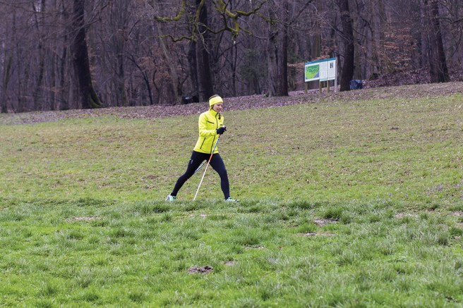 Vadba nordijske hoje, ki poskrbi za boljšo vzdržljivost in oblikovanje telesa