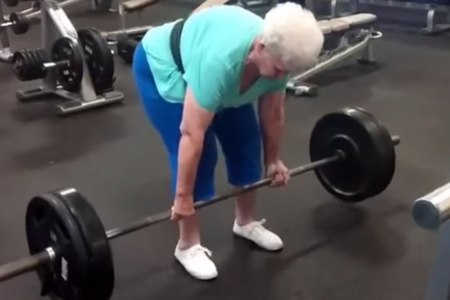 Poglejte si, kako z lahkoto dvigne 102 kilograma!