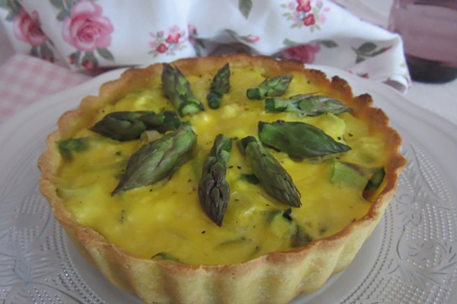 RECEPT: Slana mandljeva pita s porom, šparglji in skutnim nadevom