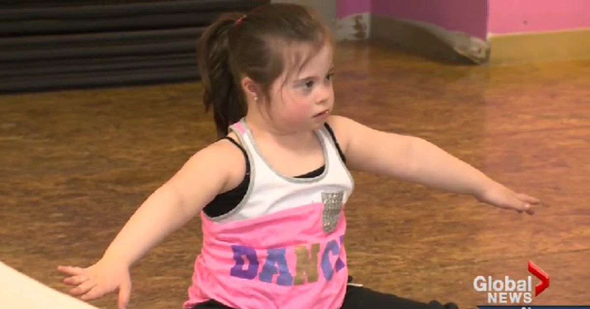 Танцующие дауны. Физкультура для детей даунов. Дети с синдромом Дауна занимаются спортом. Дети с синдромом Дауна в школе.