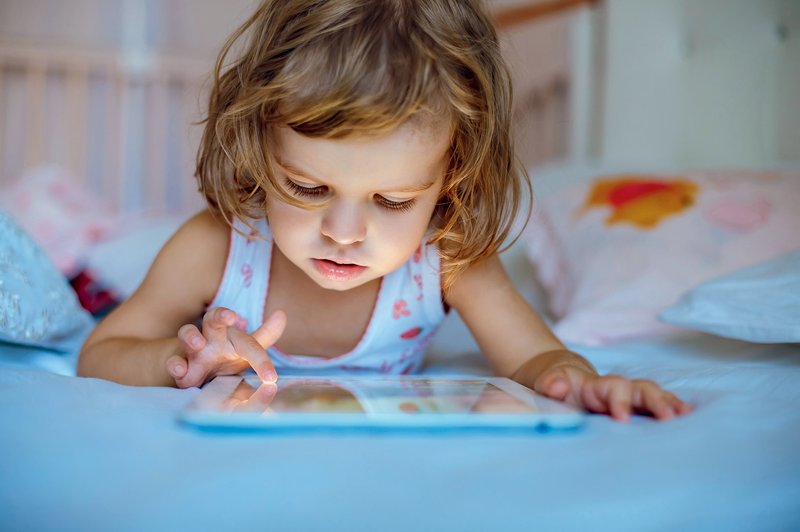 Mobilnik in otrok - kaj svetujejo strokovnjaki (foto: Shutterstock.com)