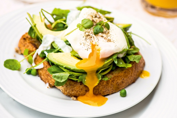 Ko se mudi si lahko pripravite dve jajci na polnozrnatem toastu – okusno, nasitno in bogato z energijo. Odlična izbira …