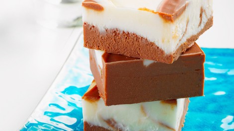 Vegansko: Čokoladne kocke s slanim karamelnim prelivom