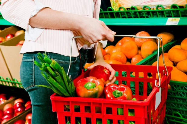 2. Kupujte samo zdravo hrano, kot so sadje in zelenjava, pusto meso in polnovredne žitarice.
