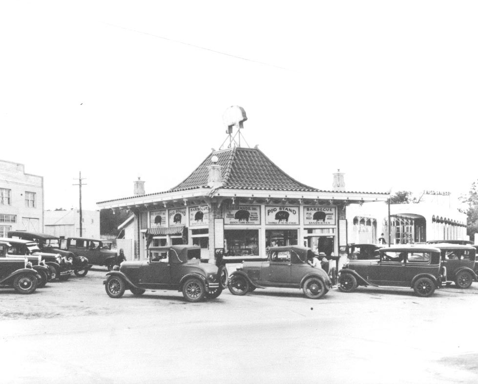 Prvo 'drive in' restavracijo so odprli v Dallasu (ZDA) leta 1921. Imenovala se je Pig stand (Prašičji postanek).