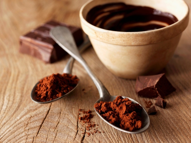 TEMNA ČOKOLADA Čokolada z več kot 75-odstotnim deležem kakava vsebuje močan antioksidant, ki se imenuje polifenol, ki krepi imunski sistem. …