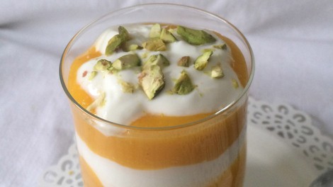 Slastno: Grški jogurt s sladkim mangovim pirejem