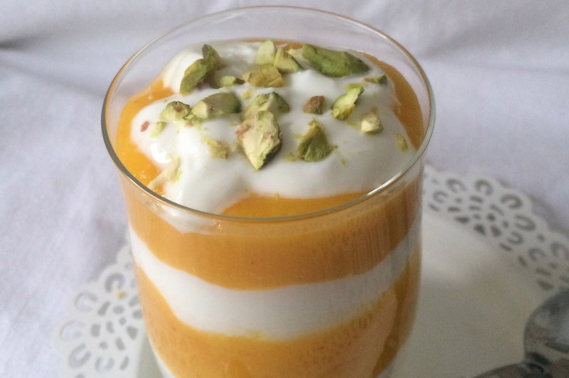 Slastno: Grški jogurt s sladkim mangovim pirejem (foto: Katja Ropoša)