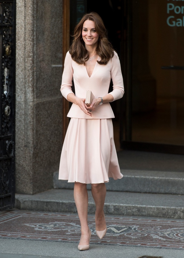 175 centimetrov visoka, 34-letna Kate Middleton je znana po svojem strogem prehranjevalnem režimu, v katerega vsako jutro vključuje zelen smoothie. …